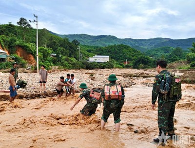 View - 	Bộ CHQS tỉnh Sơn La huy động 100 cán bộ, chiến sĩ khắc phục mưa lũ